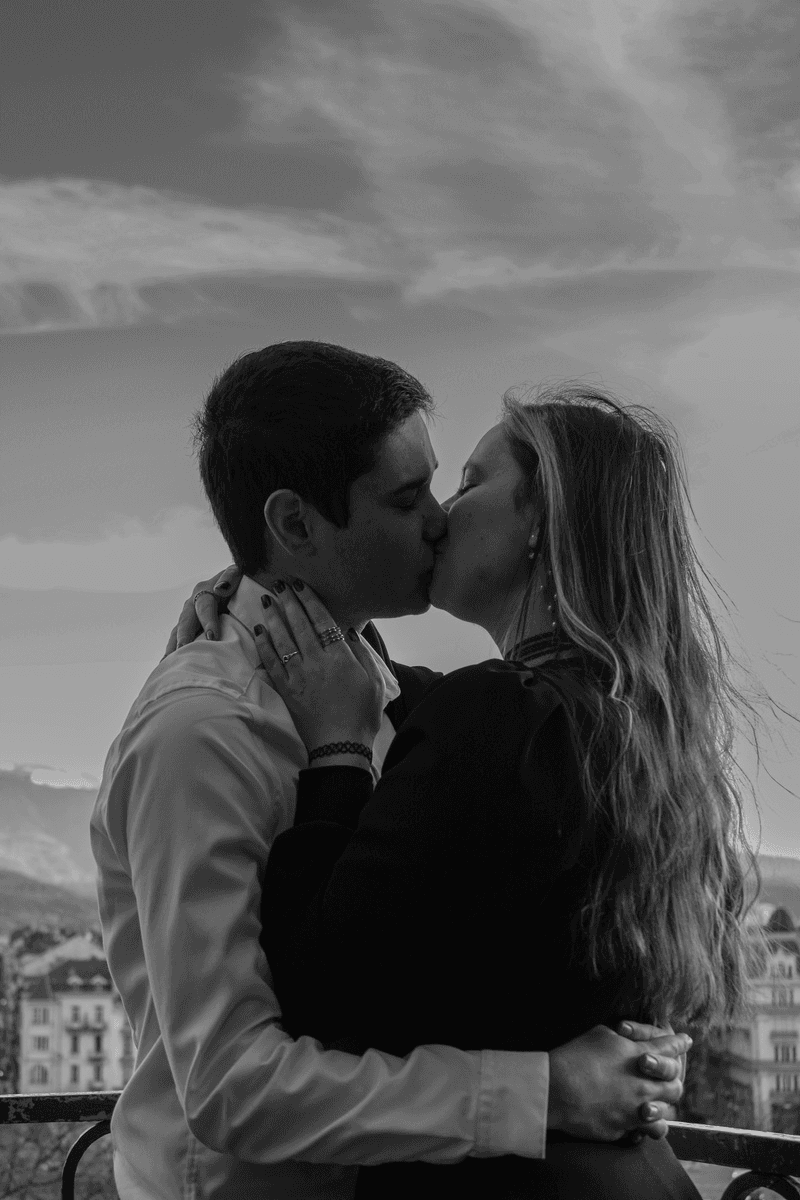 Couple photographié au-dessus de la ville