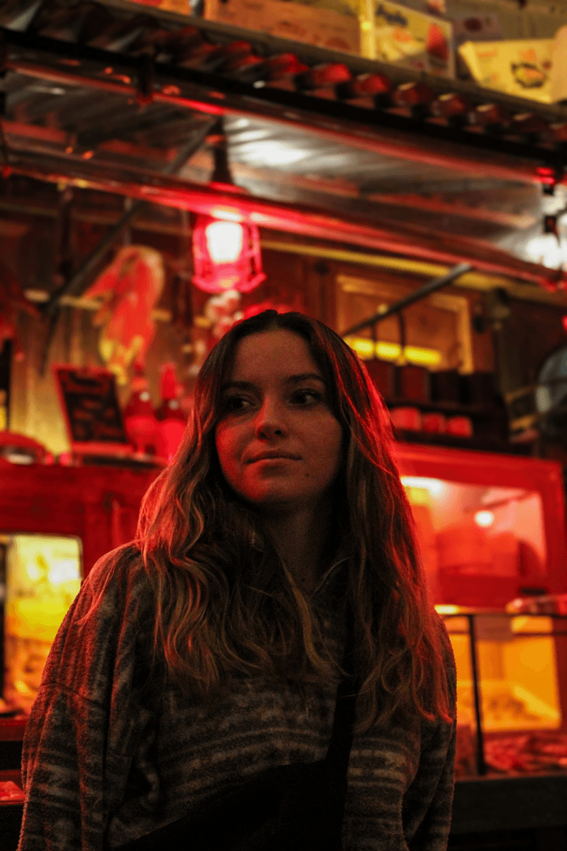 Portrait de nuit aux lumières rouges