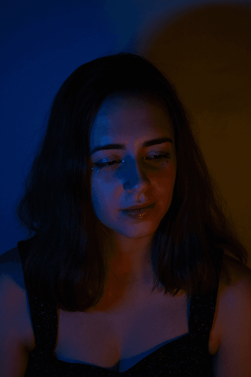 Portrait studio en lumière bleue