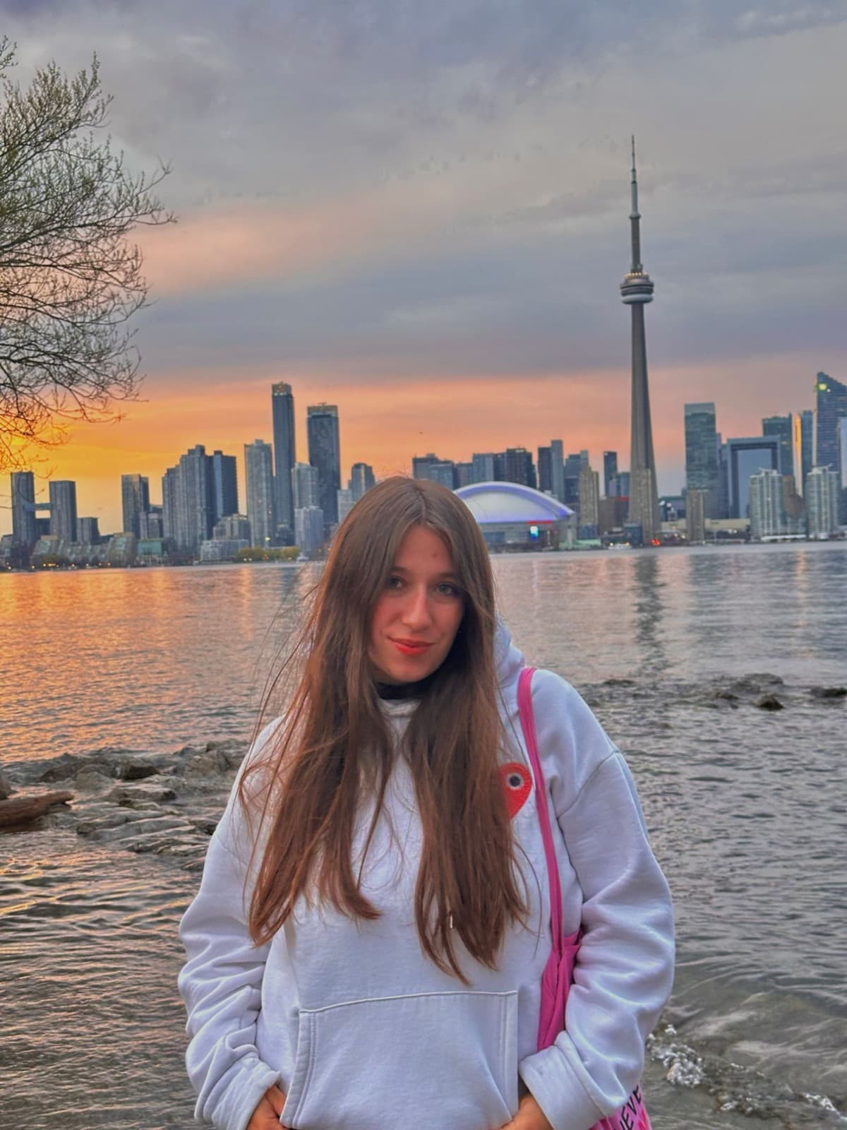 Emma devant la skyline de Toronto au coucher du soleil